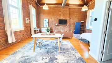 1 habitación, escritorio, tabla de planchar con plancha y wifi