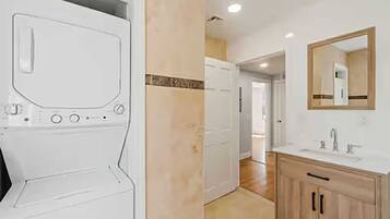 Dusj, hårføner, håndklær og såpe