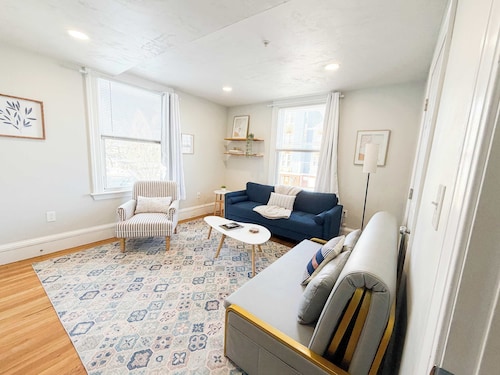 Jennifer's Cozy Apt Near Brown w/ In Unit Laundry