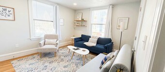 Jennifer's Cozy Apt Near Brown w/ In Unit Laundry