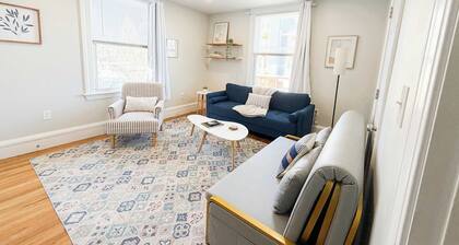 Jennifer's Cozy Apt Near Brown w/ In Unit Laundry