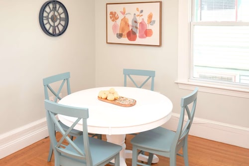 Jennifer's Cozy Apt Near Brown w/ In Unit Laundry