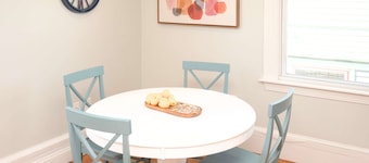 Jennifer's Cozy Apt Near Brown w/ In Unit Laundry