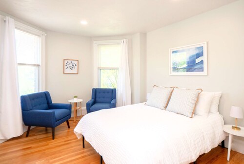 Jennifer's Cozy Apt Near Brown w/ In Unit Laundry