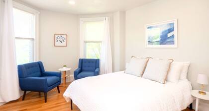 Jennifer's Cozy Apt Near Brown w/ In Unit Laundry