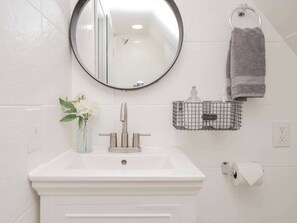 Dusche, Haartrockner, Handtücher, Seife