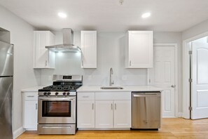 Fridge, microwave, oven, stovetop - Jennifer’s Cozy Tower Lookout 3BR Brown U Views (Providence)