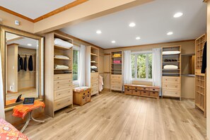 2 bedrooms, desk, WiFi, bed sheets