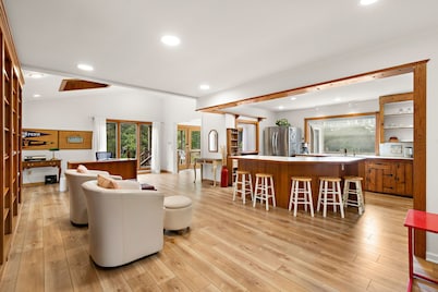 Charming 2-bedroom house on 2 dog friendly landscaped acres in lovely Chester 