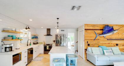 Walk to Beach: Waterfront Home in Marathon!