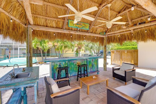 Walk to Beach: Waterfront Home in Marathon!