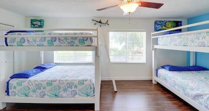 Walk to Beach: Waterfront Home in Marathon!