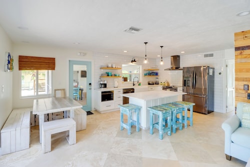 Walk to Beach: Waterfront Home in Marathon!