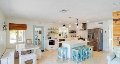 Walk to Beach: Waterfront Home in Marathon!