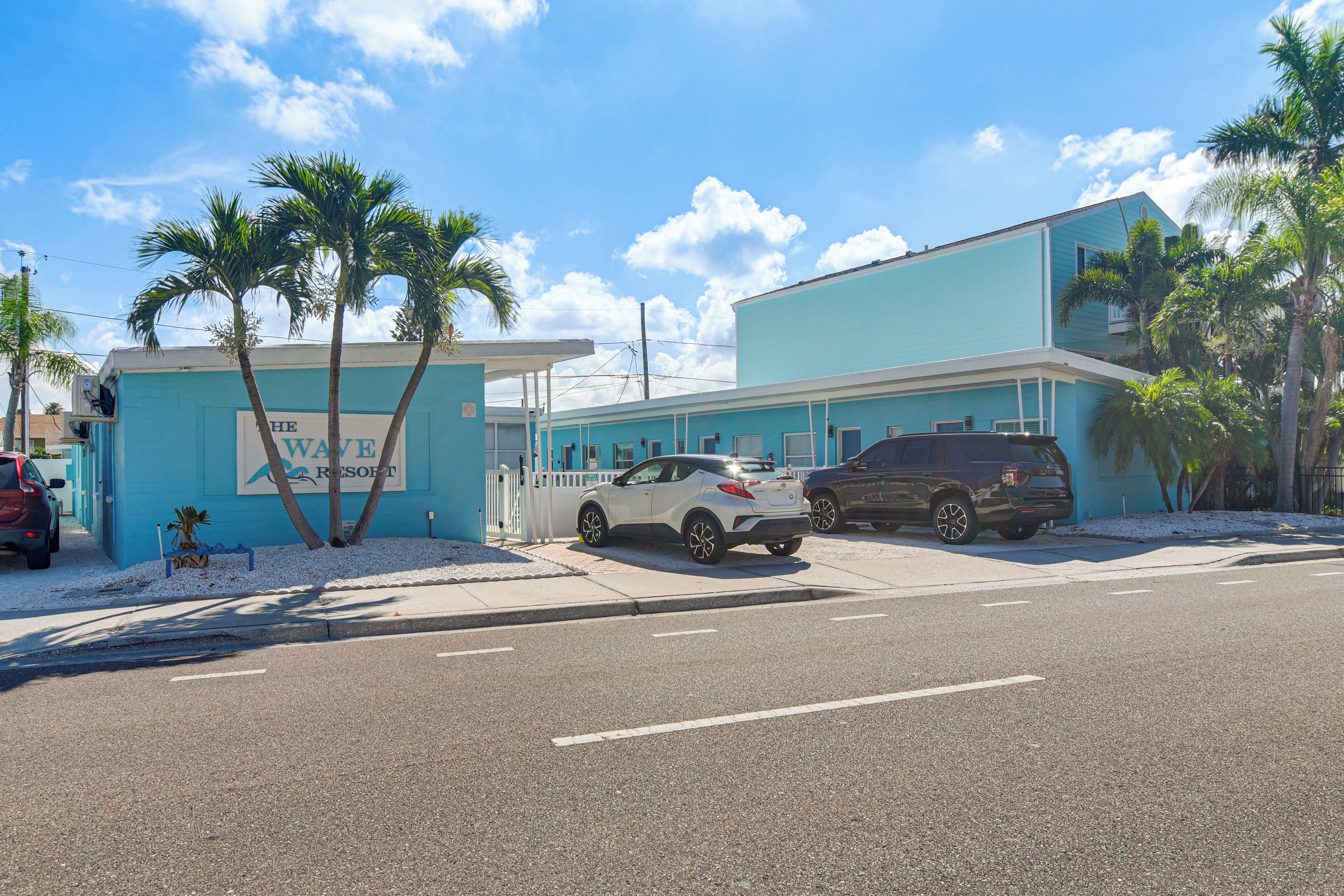 Un edificio con un letrero que dice 'The Wave Resort'.
