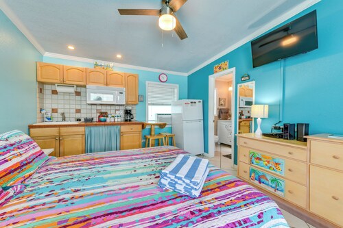 Madeira Beach Studio: Walk to John's Pass!