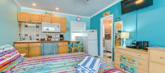 Madeira Beach Studio: Walk to John's Pass!
