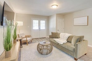 Living area - Talladega Rental < 15 Mi to Superspeedway & River! (Talladega)