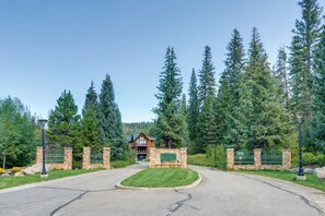 Property grounds - Gem in Old Town Winter Park: Walk to Ski Lifts! (Winter Park)