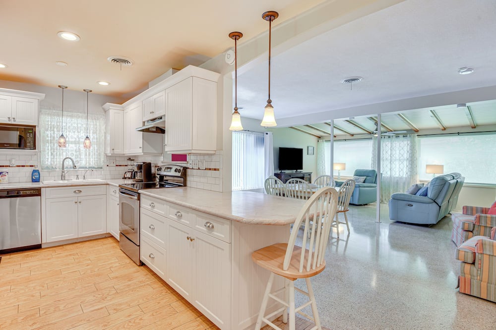 Mins From Anna Maria Island: Bright Home w/ Pool! - South Bradenton, FL