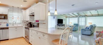 Mins From Anna Maria Island: Bright Home w/ Pool!