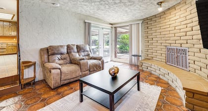 Spacious Home - 6 Mi to Downtown Fresno!