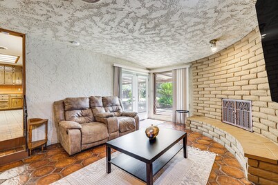 Spacious Home - 6 Mi to Downtown Fresno!