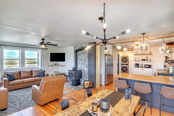 Interior - Mountain-view Log Cabin in Wyoming Wilderness (Encampment)