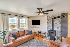 Interior - Mountain-view Log Cabin in Wyoming Wilderness (Encampment)