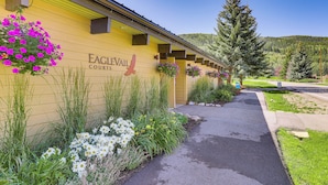 A building with a yellow exterior and the name "EAGLEVAIL COURTS" on the side. - Golf Course & Mtn Views: Avon Gem w/ Gas Grill! (Avon)