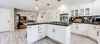 Private Pond & Indoor Pool: Grand Arlington Villa!