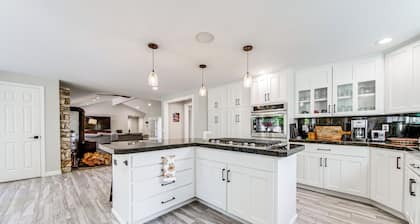 Private Pond & Indoor Pool: Grand Arlington Villa!