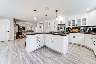 Private Pond & Indoor Pool: Grand Arlington Villa!