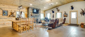 South Dakota Nature Getaway w/ Hot Tub