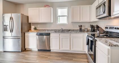 Spacious Home: 8 Mi to Bernheim Arboretum!