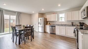 House (5 Bedrooms) | Interior