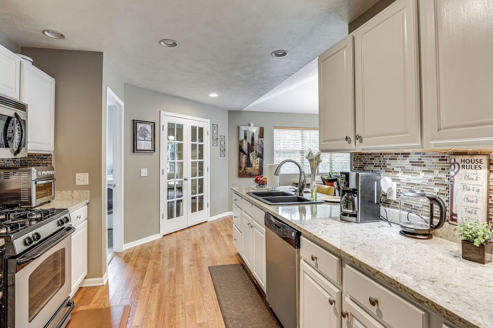 Beloit Home w/ Deck: 3 Mi to Health System Campus - Shirland, IL