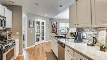 House (4 Bedrooms) | Interior