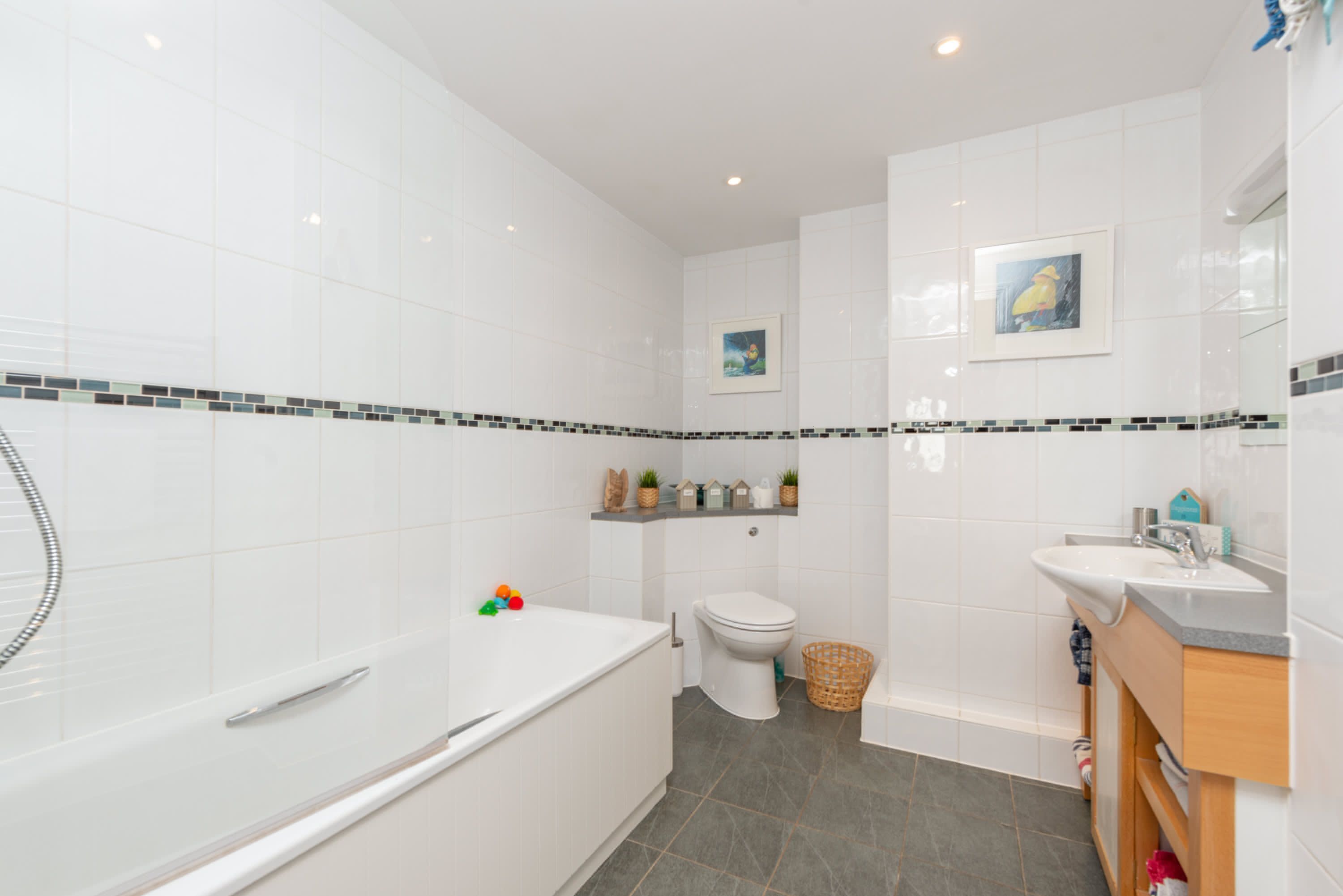Une salle de bain moderne avec une baignoire, des toilettes et un lavabo.