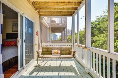 Walk to Beaches: Home w/ Patio in Surf City!