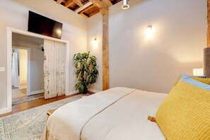 2 habitaciones, espacio para trabajar con laptop y ropa de cama 