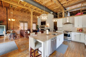 Microwave, oven, stovetop, dishwasher - Dtwn Lynchburg Apt w/ Shared Deck: Pets Welcome! (Lynchburg)