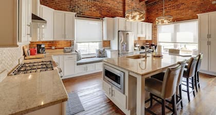 Dtwn Lynchburg Apt w/ Shared Deck: Pets Welcome!
