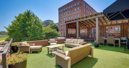 Dtwn Lynchburg Loft w/ Shared Deck: Walk to River