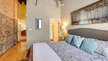 2 bedrooms, laptop workspace, bed sheets