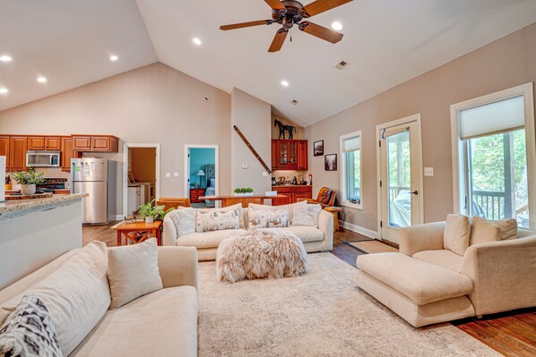 TV, fireplace - Home w/ Hot Tub, 1 Mi to Wintergreen Resort Slopes (Roseland)