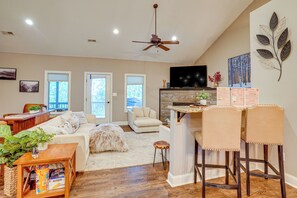 TV, fireplace - Home w/ Hot Tub, 1 Mi to Wintergreen Resort Slopes (Roseland)