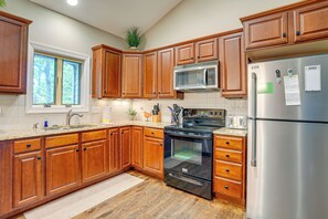 Microwave, oven, stovetop, dishwasher - Home w/ Hot Tub, 1 Mi to Wintergreen Resort Slopes (Roseland)