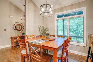 Dining - Home w/ Hot Tub, 1 Mi to Wintergreen Resort Slopes (Roseland)