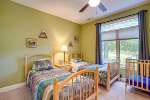 4 bedrooms, laptop workspace, free cribs/infant beds, bed sheets - Home w/ Hot Tub, 1 Mi to Wintergreen Resort Slopes (Roseland)